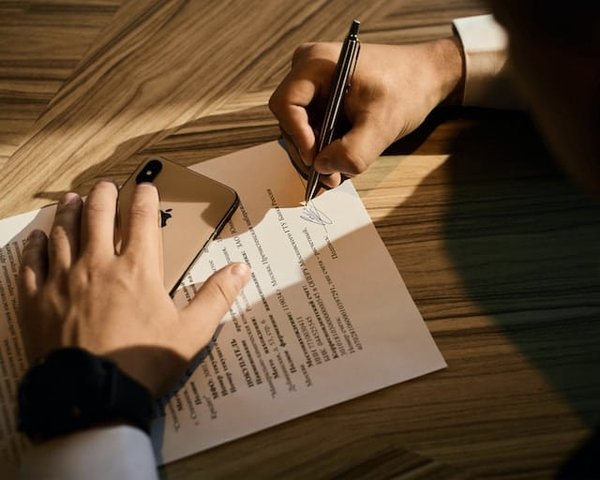 Qui signe les statuts d'une société ?